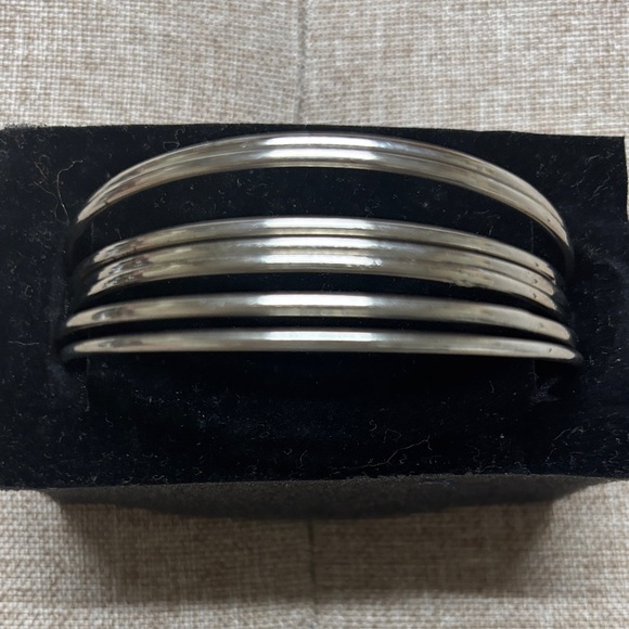 Elegant Silver Bangle Bracelet Set - Picture 5 of 6